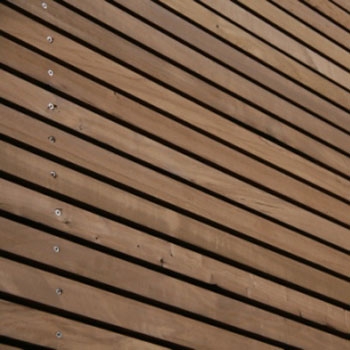 Træfacade af termofyr i rombeprofil pr. løbende meter.