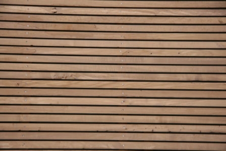 Træfacade af termofyr i rombeprofil pr. løbende meter.