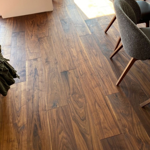 Plankegulv naturlig valnød 14 mm pr. kvadratmeter.