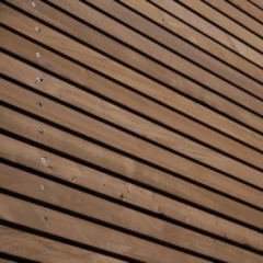 Træfacade af termofyr i rombeprofil pr. løbende meter.